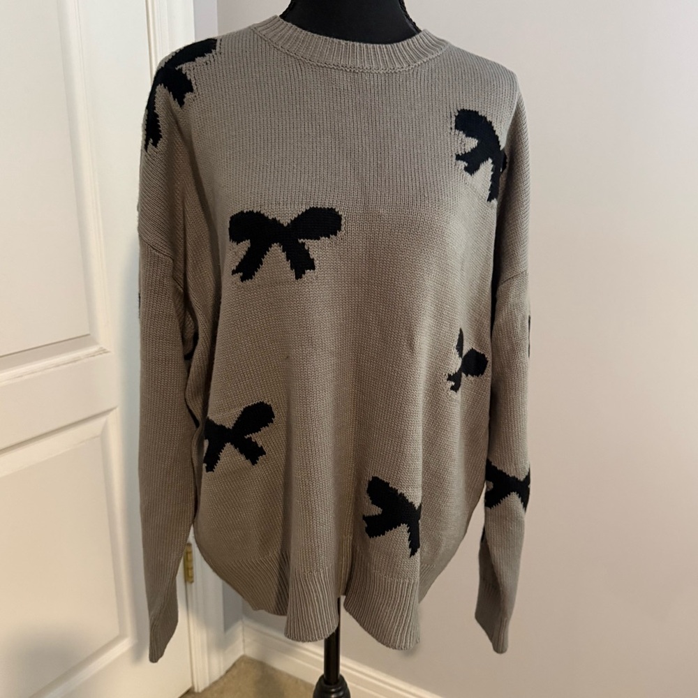 Elegant Gray Sweater with Black Bow Details